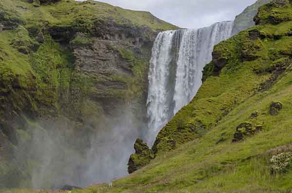 Islandia 095 - catarata de Skogafoss.jpg